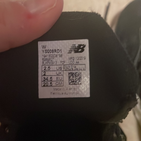 Boys new balance sneakers, great condition. - Picture 4 of 5